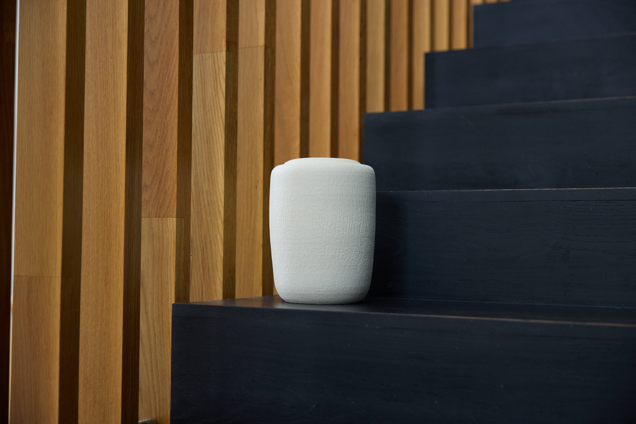 Vaso's beautiful minimalist Vela I cremation urn
